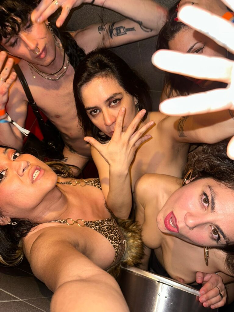 Selfie en el baño de Church. De izquierda a derecha: Moly, Roma, Errada, Gemma, Juli Puch.