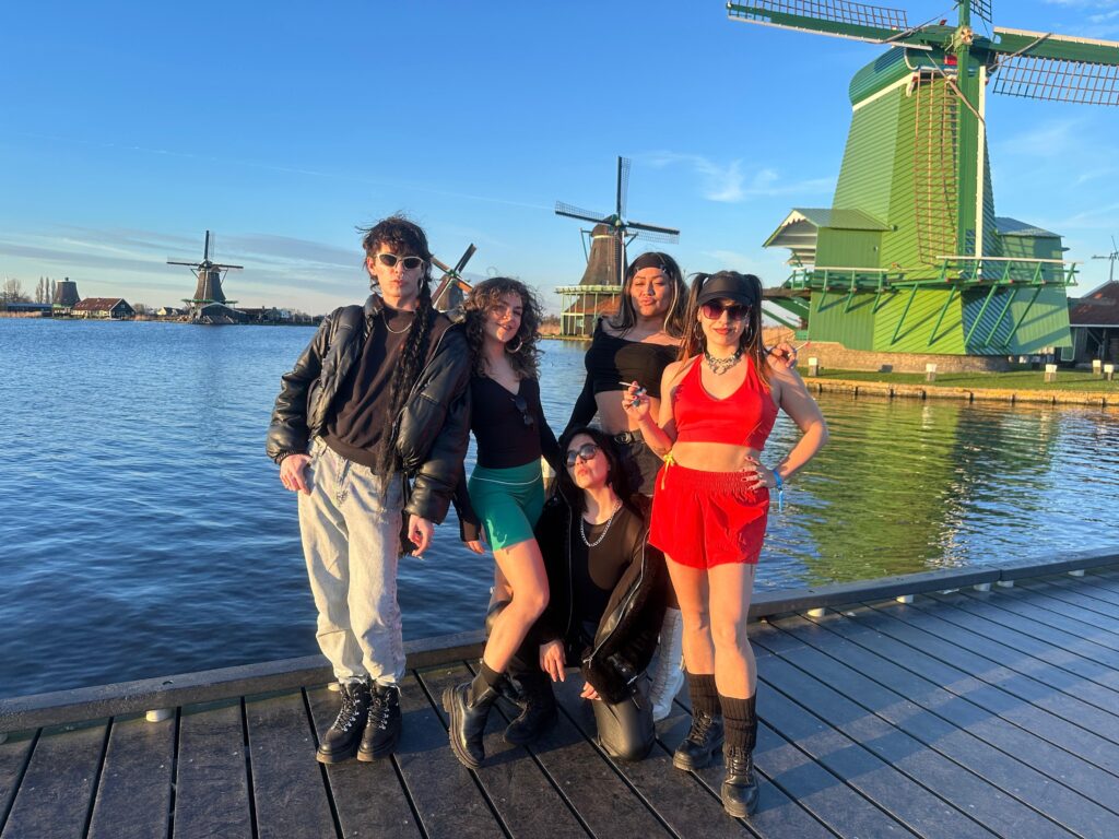 Pornografes vestidxs en Zaanse Schans. De izquierda a derecha: Roma, Gemma, Errada, Moly, Juli Puch.